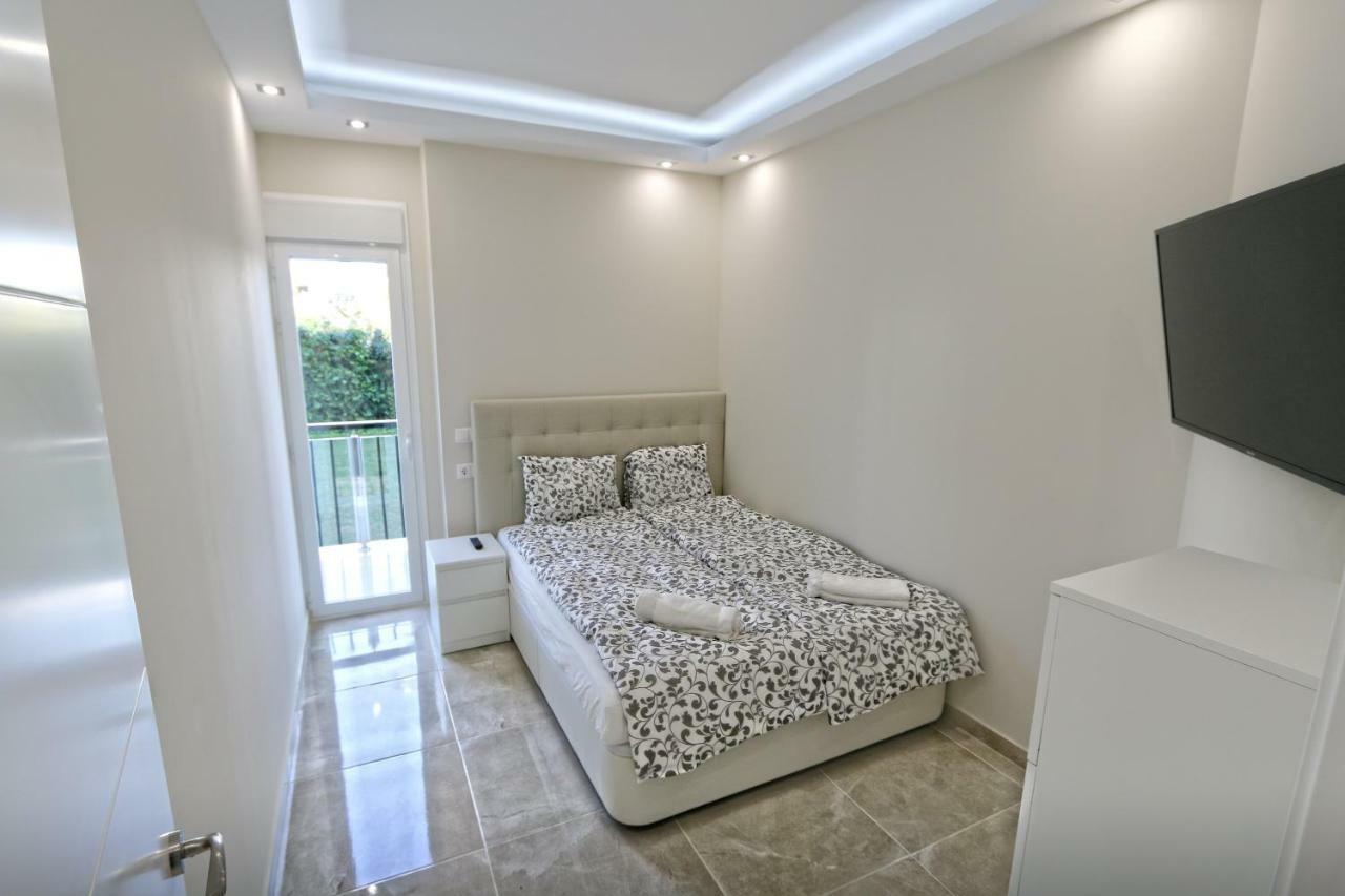 Beachfront Luxury Apartment, Puerto Banus, Marbella Eksteriør billede
