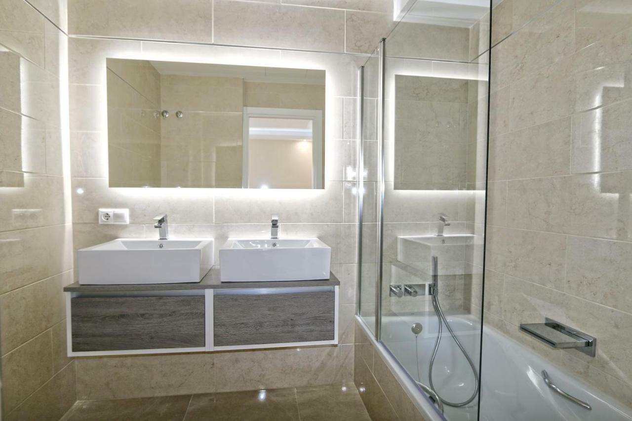 Beachfront Luxury Apartment, Puerto Banus, Marbella Eksteriør billede