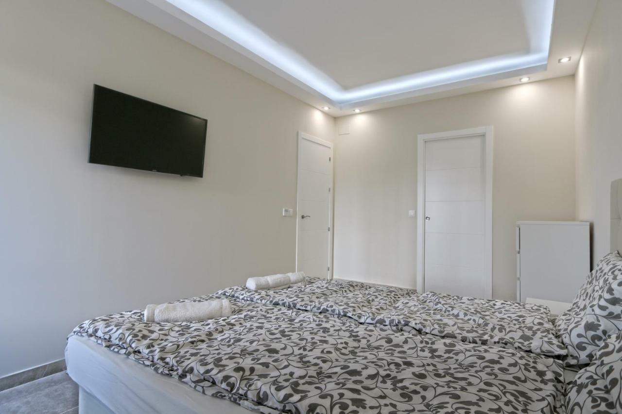 Beachfront Luxury Apartment, Puerto Banus, Marbella Eksteriør billede